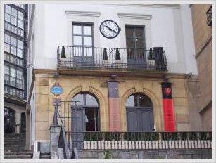 Arkeologi Museoaren fatxada, Unamuno plazatik ikusita
