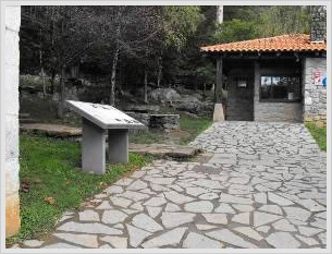 Santimamiñe baselizaren kanpoaldea.