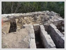 Muralla exterior y sus estructuras asociadas con la puerta de acceso septentrional a la cumbre