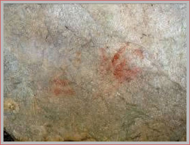 Mano pintada sobre una pared hallada en la cueva de Askondo