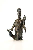 Isis-Fortunaren irudikapena duen brontzezko estatuatxoa. Kristo ondoko II. mendea. Forua Haitzeko leizea (Forua)