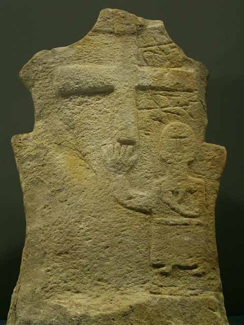 Estela de la necrópolis de Ranes/ Estela de piedra con dibujo de figura humana y cruz en relieve. Siglo IX. Zierbena.