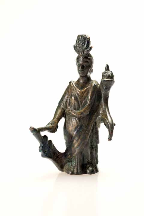 Isis-Fortunaren irudikapena duen brontzezko estatuatxoa. Kristo ondoko II. mendea. Forua Haitzeko leizea (Forua)