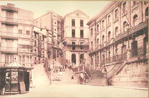 Plaza de Unamuno y edificio de la estaci&oacute;n de Lezama. Bilbao.