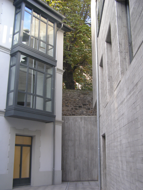Patio del Museo/ Conexión entre el viejo edificio de la estación y el nuevo de hormigón que acoge las salas expositivas del Arkeologi Museoa.