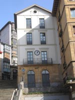 Arkeologi Museoaren fatxada, Unamuno plazatik ikusita