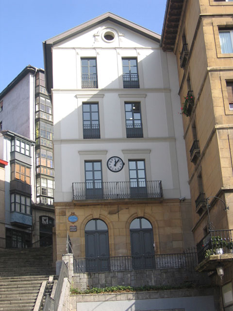 Arkeologi Museoaren fatxada, Unamuno plazatik ikusita