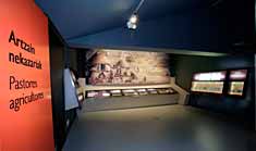 Zona de exposición, con representación de la vida cotidiana en un asentamiento del neolítico y expositores con diferentes utensilios, correspondiente al neolítico.