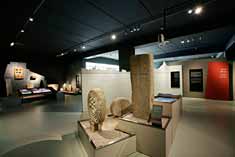 Espacio expositivo, con estelas funerarias discoidales y rectangulares de piedra y con grabados en relieve, correspondiente a la alta edad media.