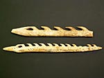Arpones de cuerna con hilera de dientes y perforación en ojal. Cuevas de Santimamiñe (Kortezubi) y Santa Catalina (Lekeitio). Aziliense. 8.500 a 7000 antes de Cristo