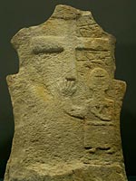 Estela de la necrópolis de Ranes/ Estela de piedra con dibujo de figura humana y cruz en relieve. Siglo IX. Zierbena