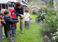 Escolares de Infantil de Aramaio regando los gladiolos plantados (Ampliar en una nueva ventana)
