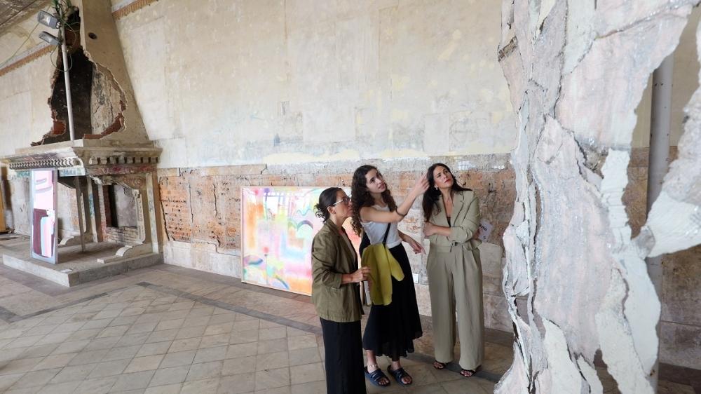 Leixuri Arrizabalaga y Amaia Agirre con una de las artistas premiadas