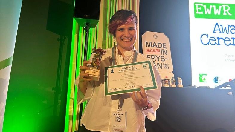 Arantza Atutxa con el premio.