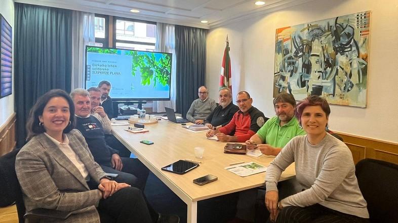 Itxaso Berrojalbiz y Arantza Atutxa reunidas con el sector primario