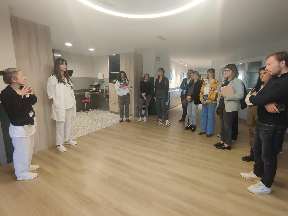 La delegación corsa visita la unidad convivencial de la residencia de Leioa.