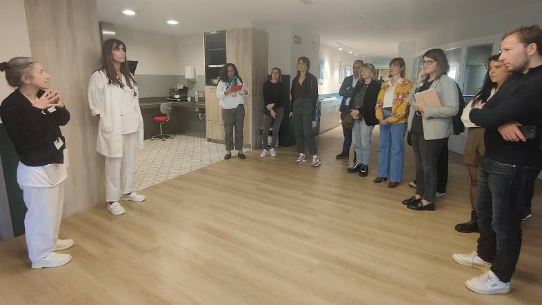 La delegación corsa visita la unidad convivencial de la residencia de Leioa.