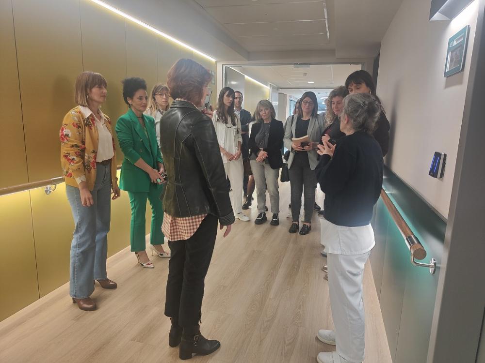 Otro momento de la visita de la delegación corsa a la unidad convivencial de la residencia de Leioa.