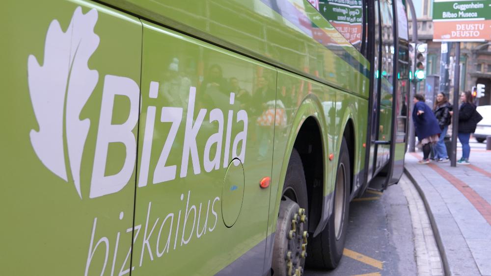Personas usuarias accediendo a un Bizkaibus