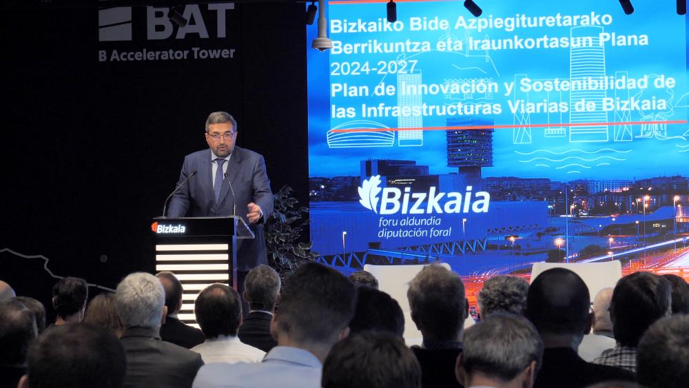 Carlos Alzaga en la presentación del plan de innovación de carreteras