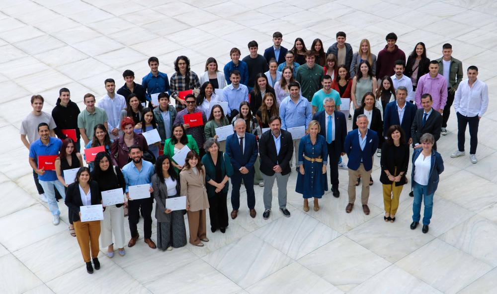 Estudiantes con diplomas Talentia Skills y Be Basque Ambassadors