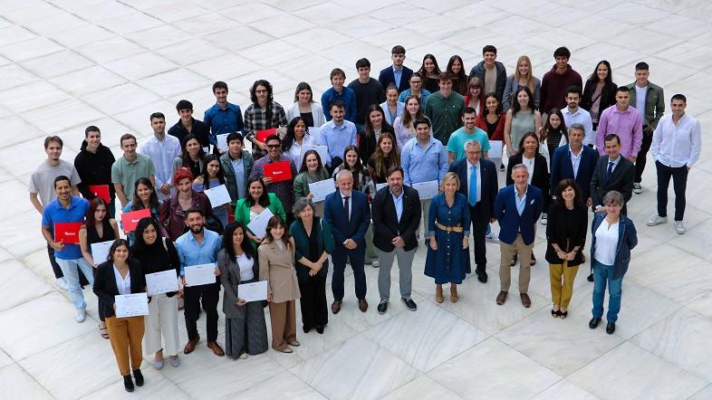 Estudiantes con diplomas Talentia Skills y Be Basque Ambassadors