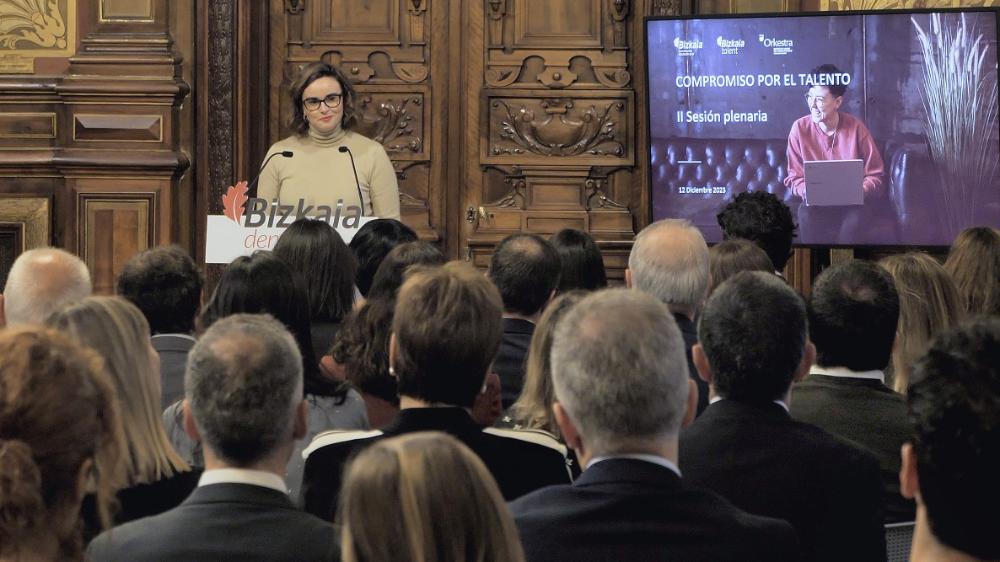 Elixabete Etxanobe en su discurso del acto "Compromiso por el talento"