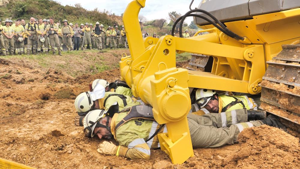 Prácticas contra incendios con maquinaria pesada
