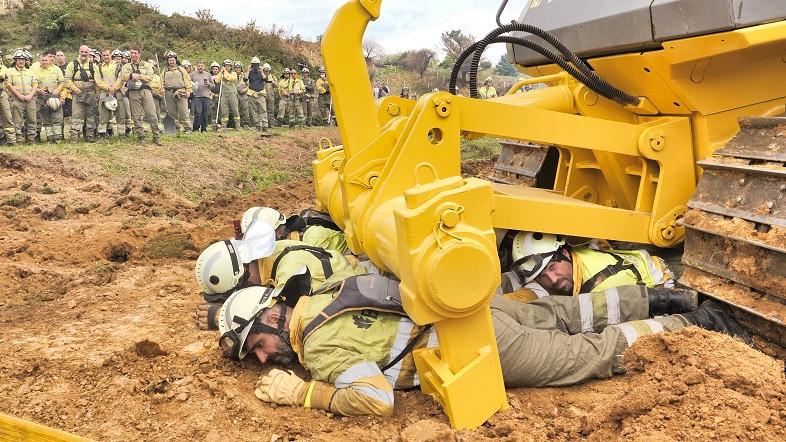 Prácticas contra incendios con maquinaria pesada