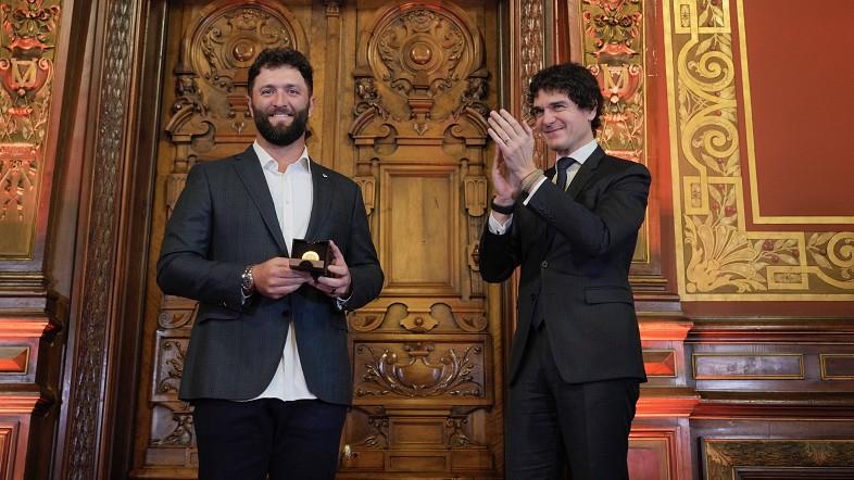 Jon Rahm con el galardón Bizkaitar Argia-Ilustre de Bizkaia