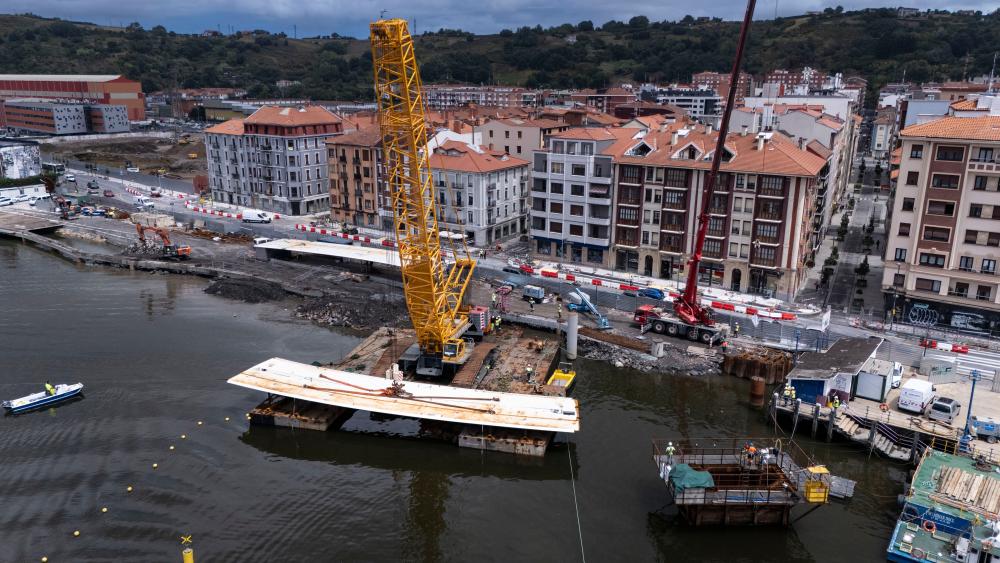Montaje del primer tramo sobre el agua de la pasarela All Iron