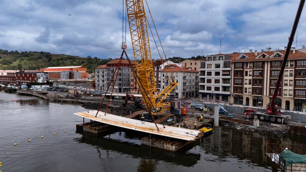 Montaje del primer tramo sobre el agua de la pasarela All Iron