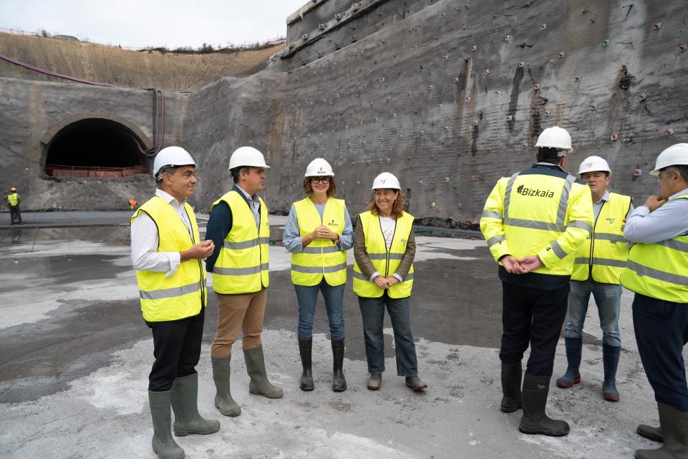 Elixabete Etxanobe visita las obras de la Línea 5 de Metro en Galdakao