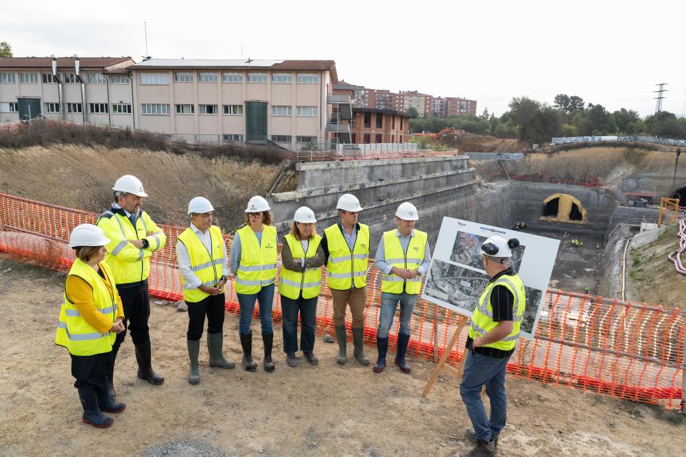 Elixabete Etxanobe visita las obras de la Línea 5 de Metro en Galdakao